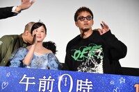 橋本環奈（左）とツーショット写真を撮られようとする数原龍友（右）。