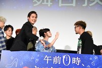 橋本環奈（中央）とツーショット写真を撮られようとする数原龍友（右）。