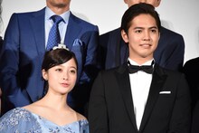 左から橋本環奈、片寄涼太。