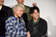 握手する小森隼（左）と白濱亜嵐（右）。