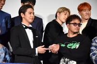 握手する片寄涼太（左）と数原龍友（右）。