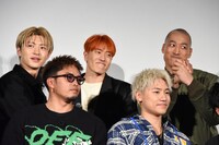 握手する佐野玲於（後列左）と中務裕太（後列中央）、そして1人で“握手”する関口メンディー（後列右）。