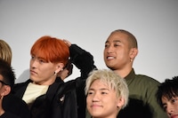 中務裕太（左）の頭に指でツノを作る関口メンディー（右）。