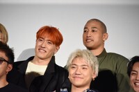 中務裕太（左）の頭に指でツノを作る関口メンディー（右）。