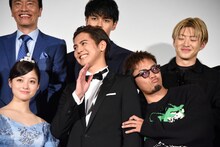 前列左から橋本環奈、片寄涼太、数原龍友。