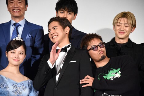 前列左から橋本環奈、片寄涼太、数原龍友。