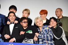 眞栄田郷敦（後列左端）とGENERATIONS from EXILE TRIBE。