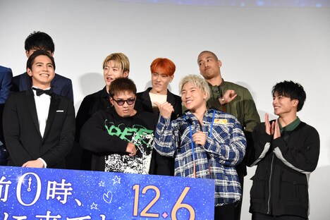 片寄涼太（前列左）のトークをジェスチャーで囃し立てるGENERATIONS from EXILE TRIBE。