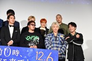 片寄涼太（前列左）のトークをジェスチャーで囃し立てるGENERATIONS from EXILE TRIBE。