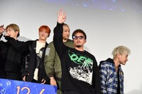 舞台挨拶終了後、なぜか前に進み出た数原龍友（中央）。