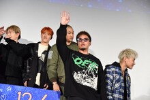 舞台挨拶終了後、なぜか前に進み出た数原龍友（中央）。