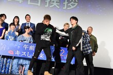 舞台挨拶終了後、なぜか感極まる数原龍友（前列左）。