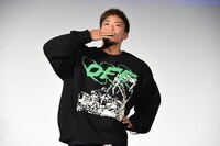 舞台挨拶終了後、観客に投げキッスする数原龍友。