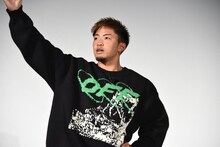 舞台挨拶終了後、観客に投げキッスする数原龍友。