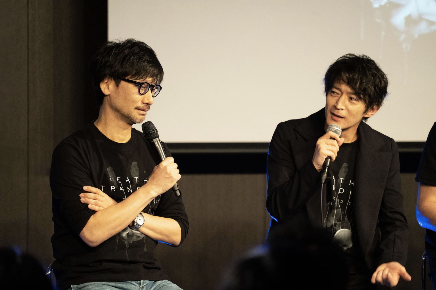 左から小島秀夫、津田健次郎。