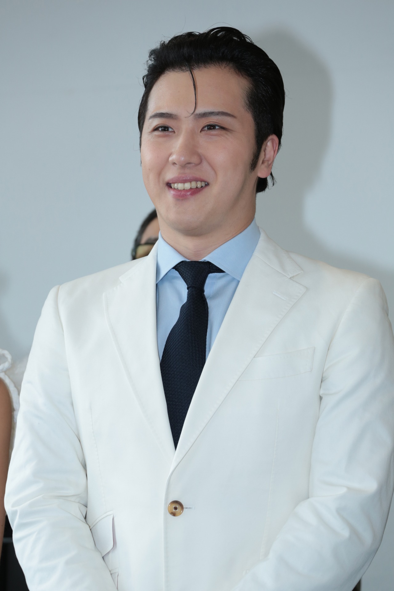 八神和彦役の尾上松也。