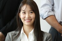 小泉梨花子役の永尾まりや。