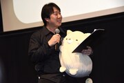 ねこを抱えながらイベントを進行するMC。