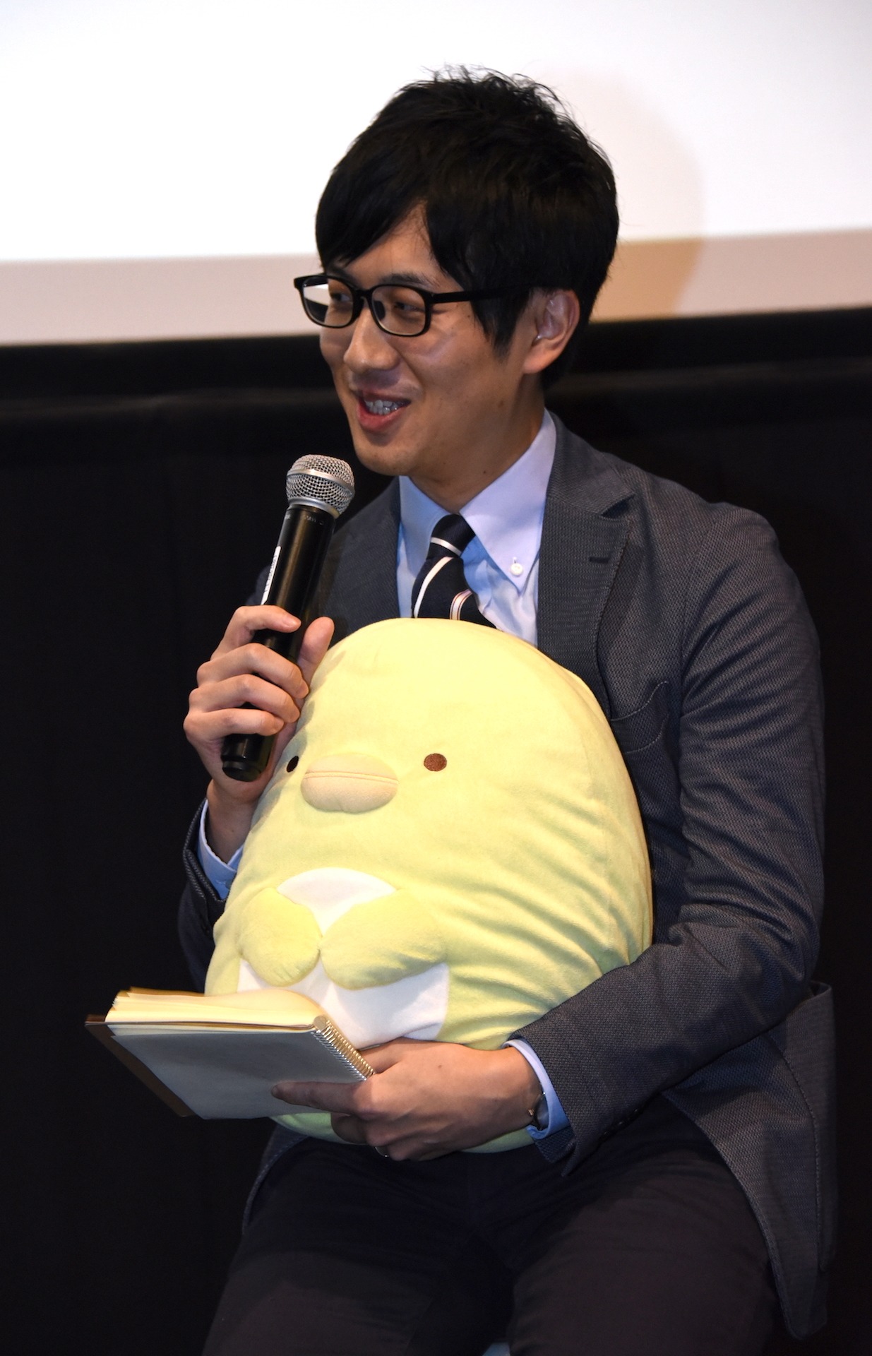 持参したぺんぎん？を抱える影山遼。