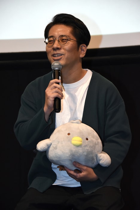 ひよこを持つ角田貴志。