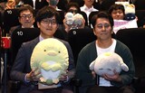 「映画 すみっコぐらし とびだす絵本とひみつのコ」ぼくらもすみっコ応援団！上映会の様子。左から持参したぺんぎん？を抱える影山遼、ひよこを持つ角田貴志。