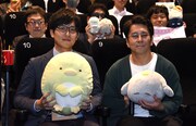 「映画 すみっコぐらし とびだす絵本とひみつのコ」ぼくらもすみっコ応援団！上映会の様子。左から持参したぺんぎん？を抱える影山遼、ひよこを持つ角田貴志。