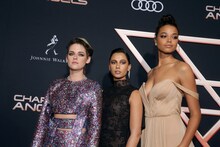 左からクリステン・スチュワート、ナオミ・スコット、エラ・バリンズカ。