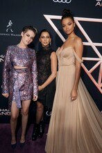 左からクリステン・スチュワート、ナオミ・スコット、エラ・バリンズカ。