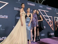 左からエラ・バリンズカ、エリザベス・バンクス、クリステン・スチュワート、ナオミ・スコット。