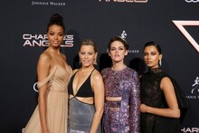 左からエラ・バリンズカ、エリザベス・バンクス、クリステン・スチュワート、ナオミ・スコット。