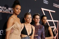 左からエラ・バリンズカ、エリザベス・バンクス、クリステン・スチュワート、ナオミ・スコット。