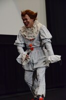 踊りながら登場する多田野曜平。