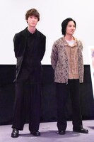 左から宮沢氷魚、藤原季節。