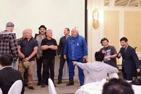 来日ゲストの登場に歓喜する関根勤（右）。