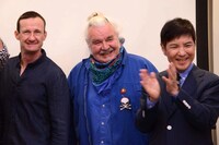 左からジョン・アイルズ、ヒュー・キース・バーン、関根勤。