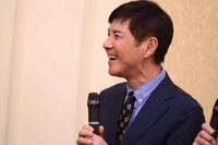 来日ゲストの登場に歓喜する関根勤。