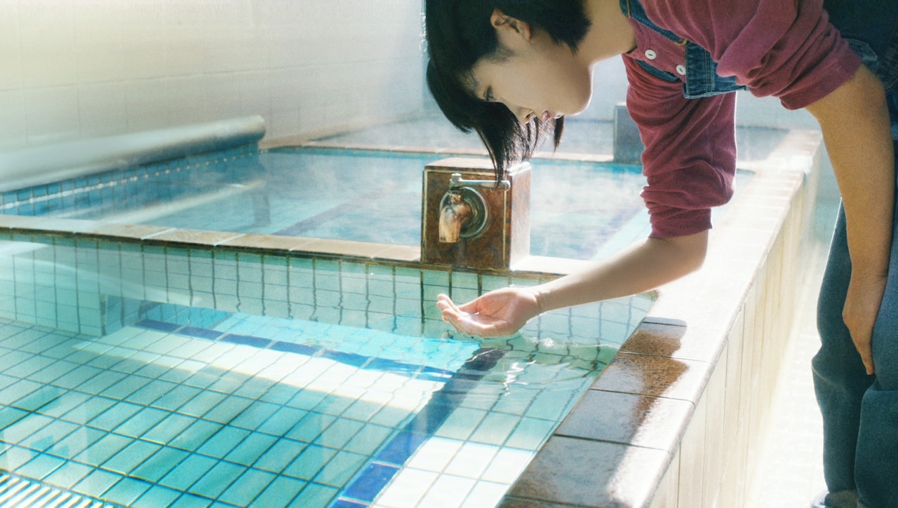 松本穂香が“光をにぎる”、銭湯でテキパキと働く姿捉えた主演作の映像解禁