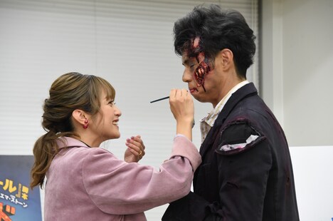 小島よしお（右）に“ゾン美”メイクを施す安達祐実（左）。