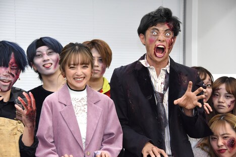 左から安達祐実、小島よしお。