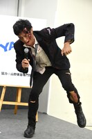 「そんなの関係ねえ！」を披露する小島よしお。