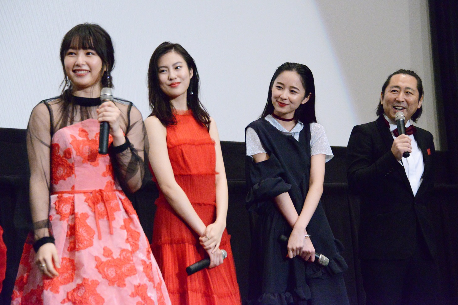 「殺さない彼と死なない彼女」初日舞台挨拶の様子。