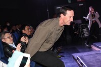 客席に座ってステージを見ていたジョン・アイルズ。