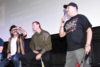 左からポール・ジョンストーン、ジョン・アイルズ、デイル・ベンチ。