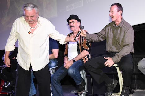 ジョン・アイルズ（右）にマイクを渡すヒュー・キース・バーン。