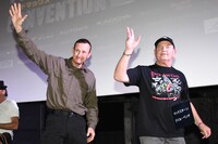 左からジョン・アイルズ、デイル・ベンチ。