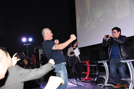 観客と記念撮影をするシェル・ニルソン。