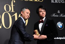 トロフィーを受け取る満島真之介（右）。