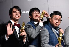 「The Mavericks of 2019」授賞式の様子。左から満島真之介、亜生、昴生。