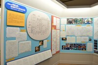 「『手描き、ひらめき、おもいつき』展 ～ジブリの森のスケッチブックから～」の様子。