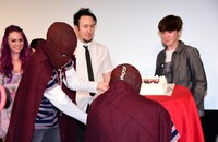 ケーキを運び込む、ブランドンの格好をしたスタッフ。